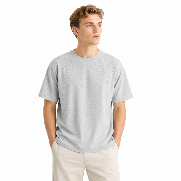 Tungvekts herre t-skjorte, løs passform. Komfortabel og moderne for streetwear og hverdagsklær.