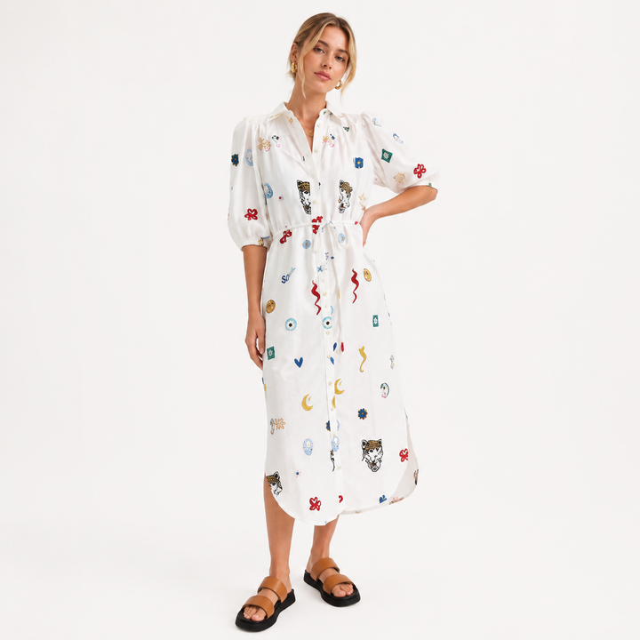 Elegant hvit mønstret midikjole for dame med krage og knyting i midjen, perfekt for sommer og hverdag.