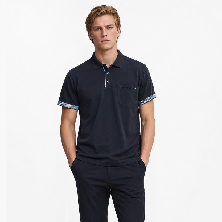 Marineblå herre t-skjorte i bomull med stilrene oppbrettede ermer, perfekt for casual sommerbruk.