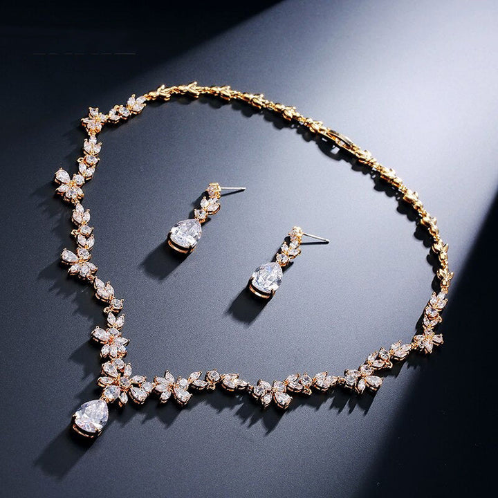 Glitrende krystallhalskjede for kvinner, perfekt for fest og elegante anledninger.