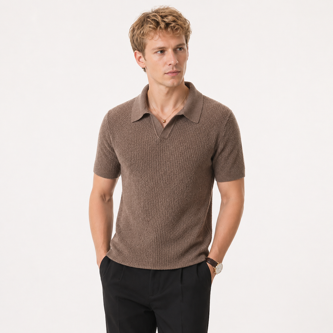 Stilig herre sommerpolo i strikk. Tidløs slimfit skjorte med v-hals og hollow mønster for en moderne look.