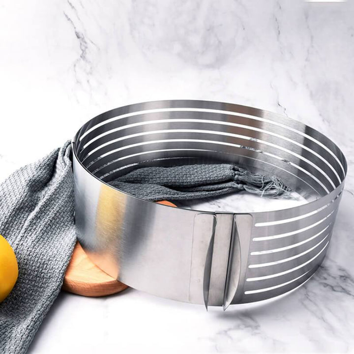 Robust justerbar kakeskjærer i rustfritt stål, et must for alle bakeentusiaster.