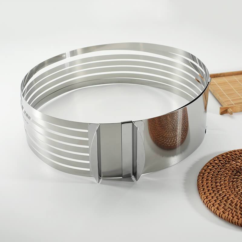 Ergonomisk justerbar kakeskjærer i stål, perfekt for å fordele kaker nøyaktig.