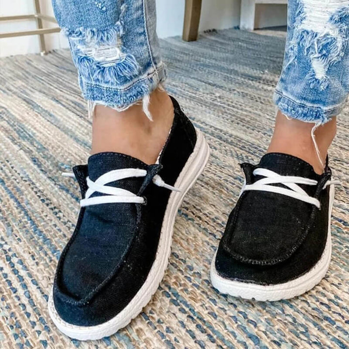 Rutete damesko: Komfortable loafers med snørebånd, en elegant fritidssko for våren.