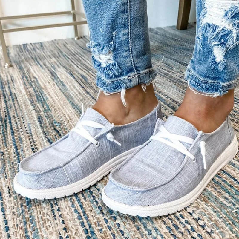 Trendy kvinnersko: Slipon loafers i en moderne stil, ideelle som vår- og sommersko.