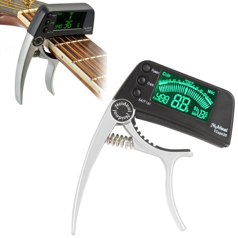 Robust gitar capo med integrert digital tuner for presis stemming av gitarer og andre instrumenter.
