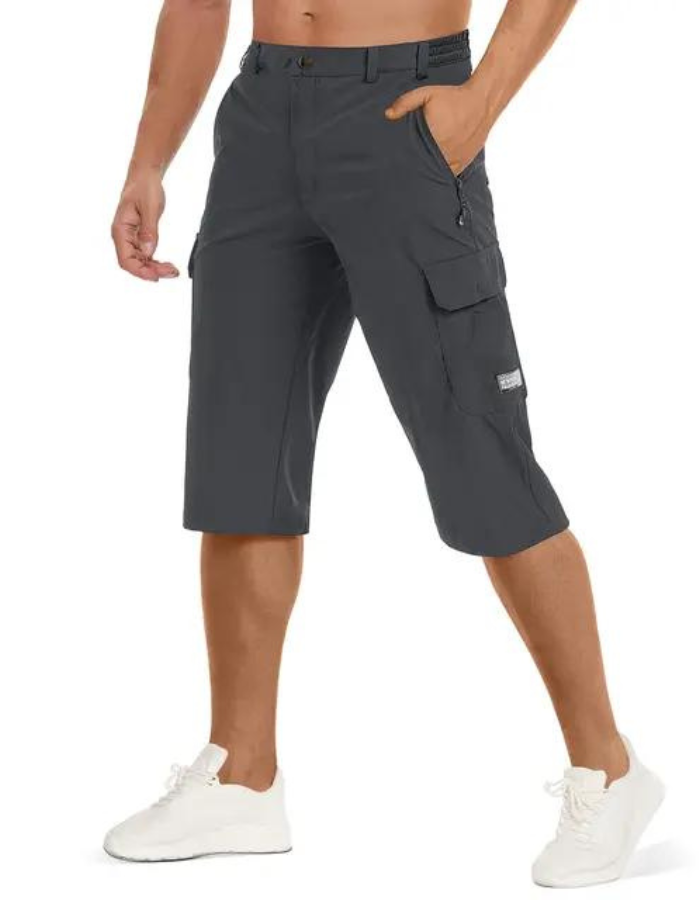 Detalj av taktiske cargoshorts for menn, perfekt for sommer og utendørsaktiviteter.