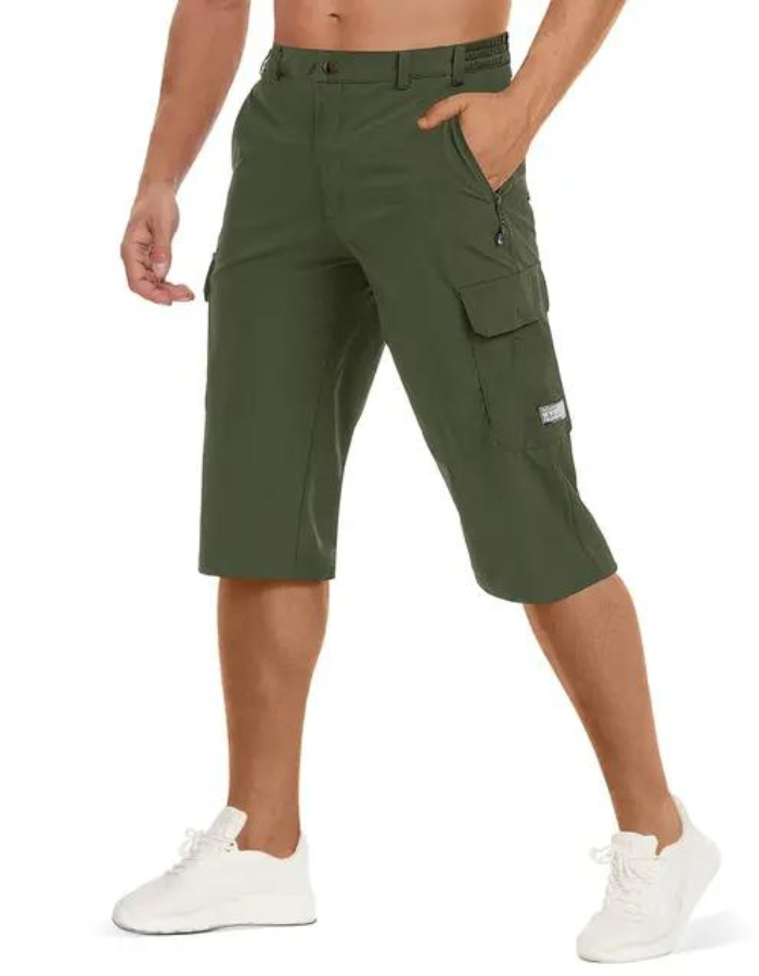 Modell iført hurtigtørkende sommershorts for herre, egnet for friluft og turer.