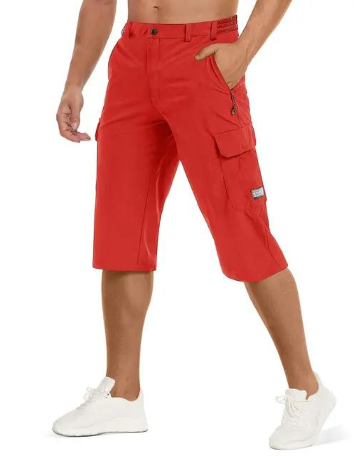 Nærbilde av glidelåslommer på herreshorts, viser funksjonalitet og taktisk design.