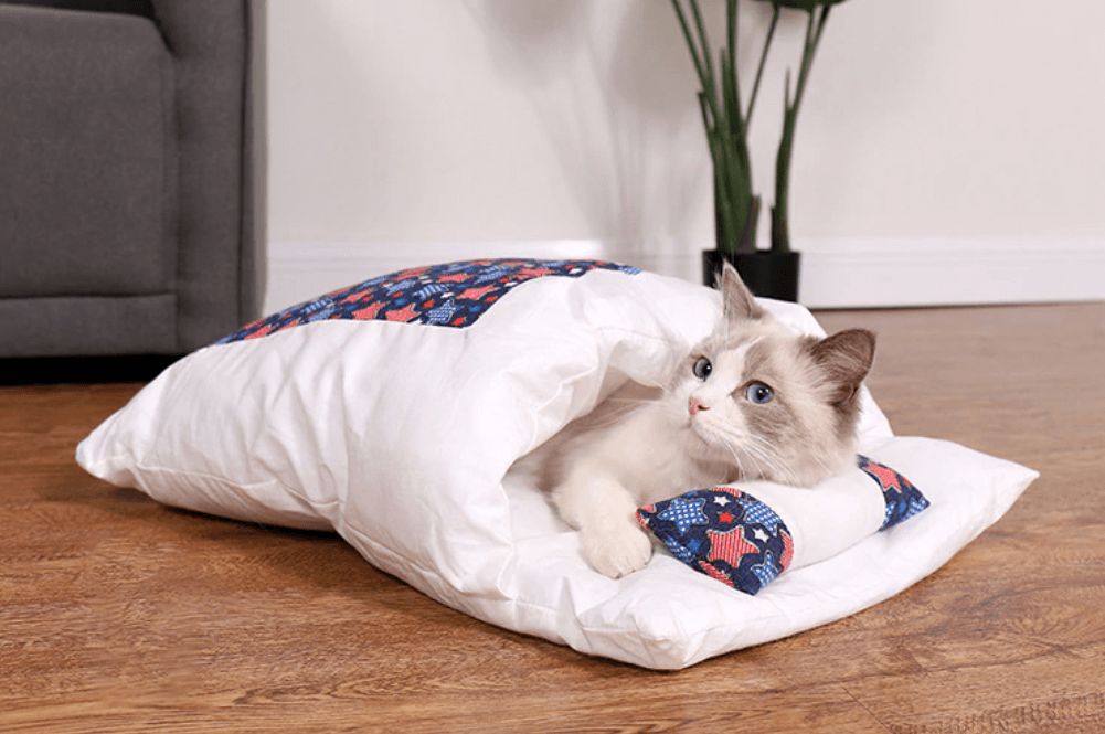 Stilig katteseng i soveposedesign, holder katten varm og trygg.