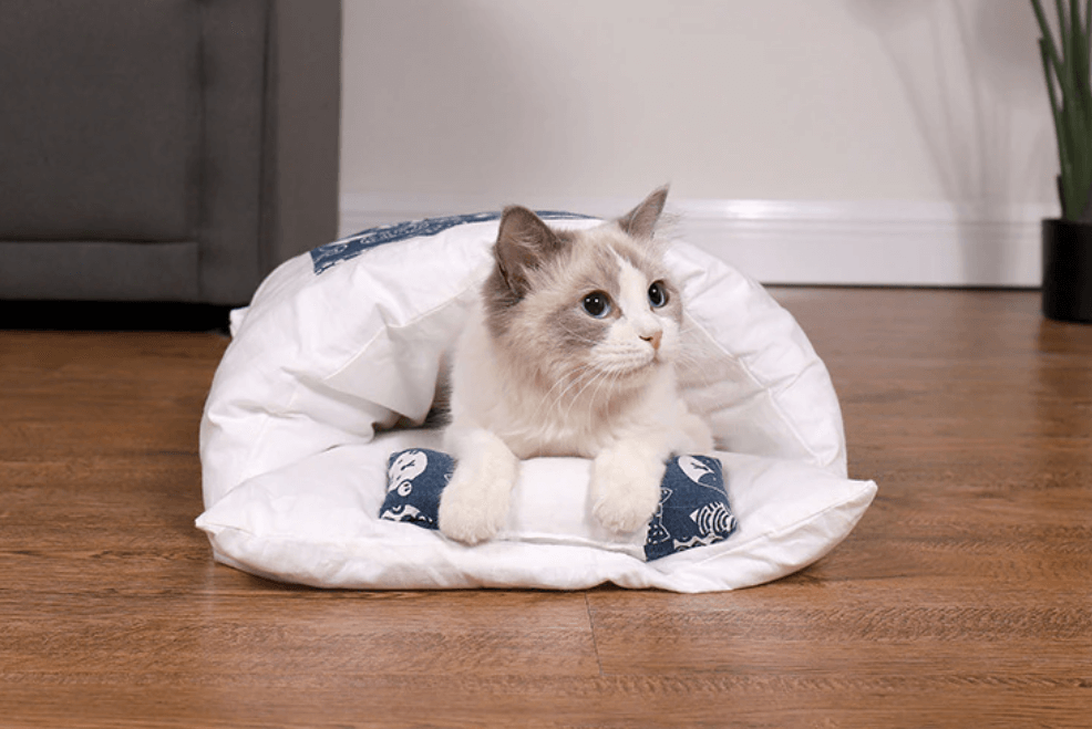 Gi din katt trygghet og komfort med denne myke kattesoveposen.