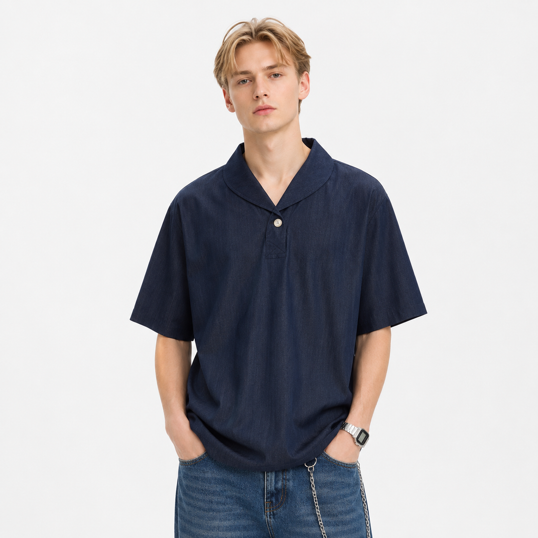 Elegant marineblå herre polo t-skjorte, ensfarget og kortermet, perfekt for klassisk sommerstil.