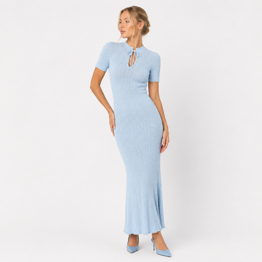 Dame festkjole: Ribbestrikket maxikjole med snøring i høy midje og unike hulldetaljer. Elegant og trendy.
