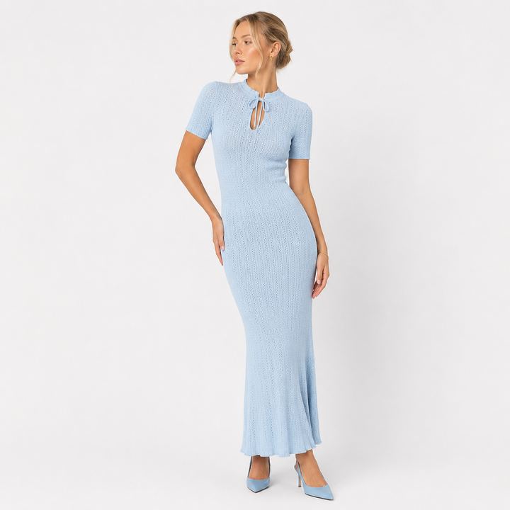 Dame festkjole: Ribbestrikket maxikjole med snøring i høy midje og unike hulldetaljer. Elegant og trendy.