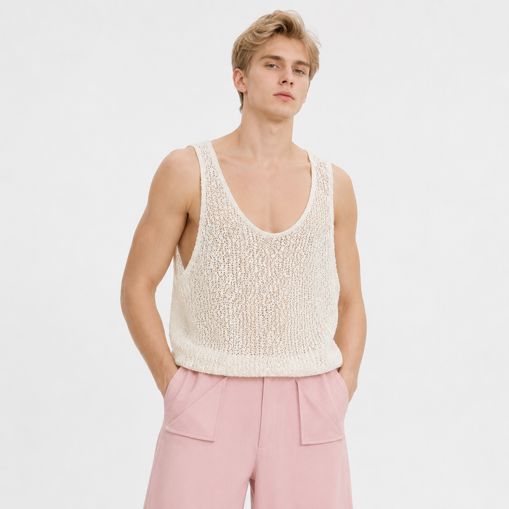 Beige herre ermeløs t-skjorte. Unik tank topp med rå kanter, perfekt for streetwear og sommerklær i avslappet stil.