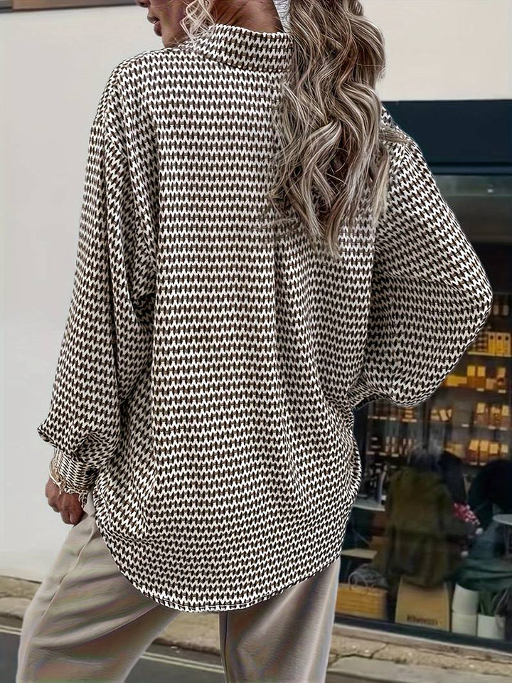 Kvinners langermet vintage bluse. Elegant topp med tidløs design, perfekt for allsidig vår- og sommerlook.