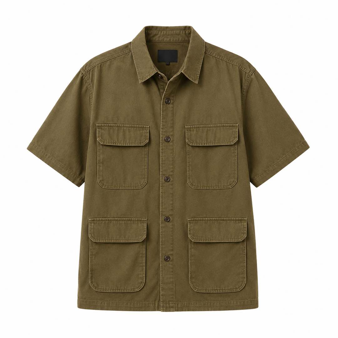 Stilfull brun herreskjorte i retro design med funksjonelle lommer. Klassisk kortermet skjorte for fritid og workwear.