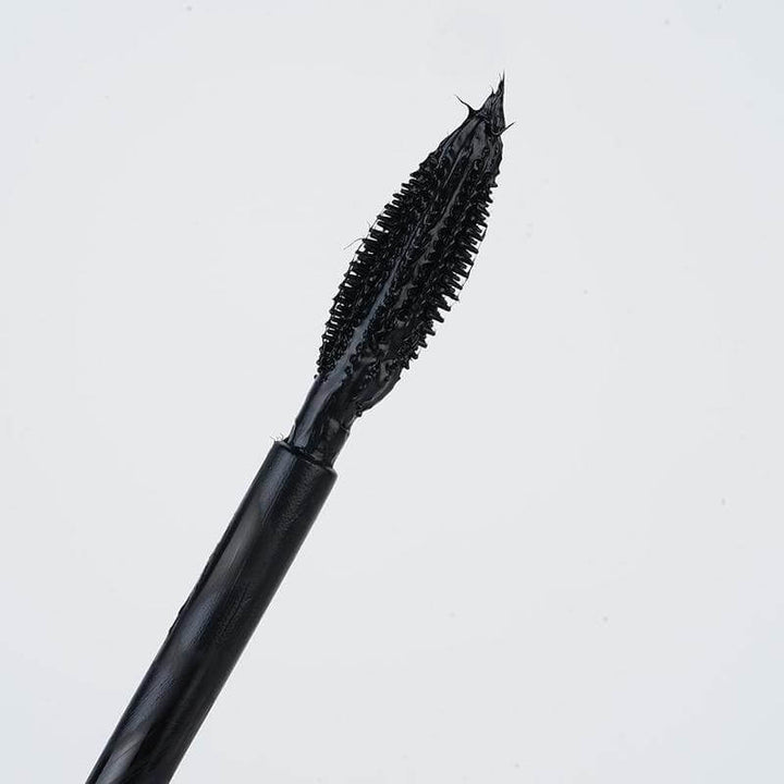 Vannfast 4D mascara som gir holdbar lengde og volum uten å smitte. Ideell for aktive dager.