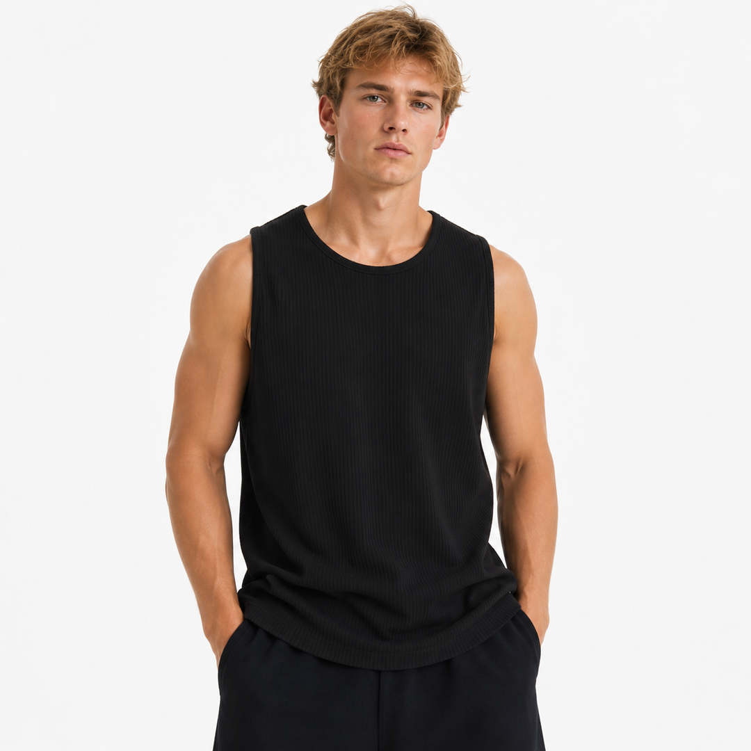 Herre hvit ribbestrikket tanktop, løs passform. Behagelig ermeløs sommertopp for fritid og hverdag.