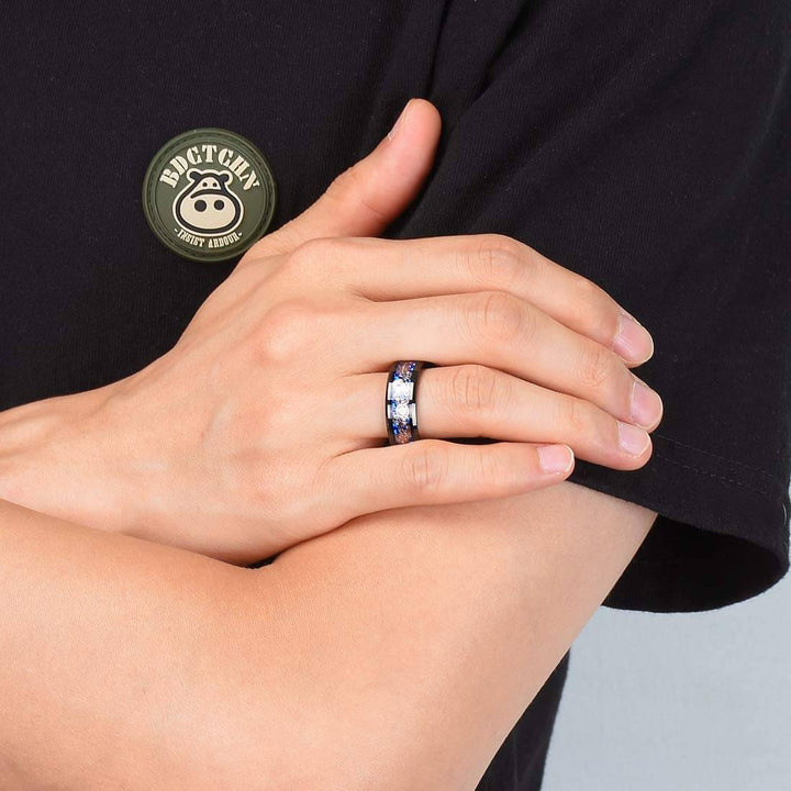 Blå karbonfiber menns ring, keltisk drage design i robust wolframkarbid. [[lstfy-media:11]]