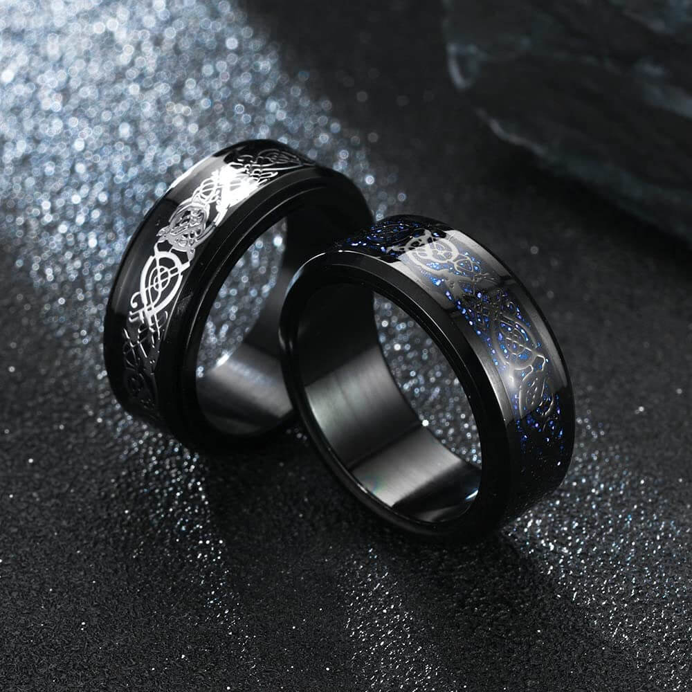 Svart wolframkarbid ring for menn, keltisk drage design med karbonfiber.
