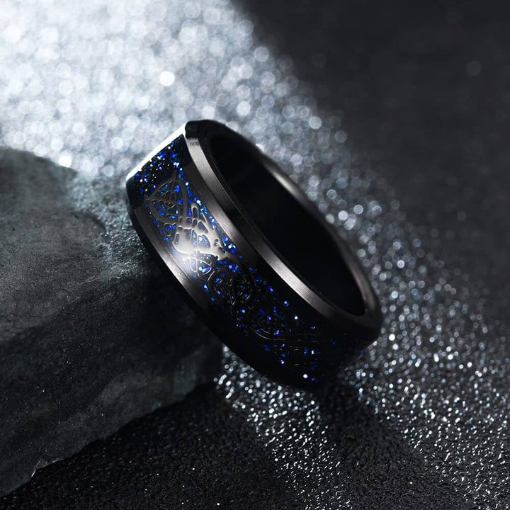 Solid menns smykke: Wolframkarbid ring med keltisk drage og karbonfiber detaljer.