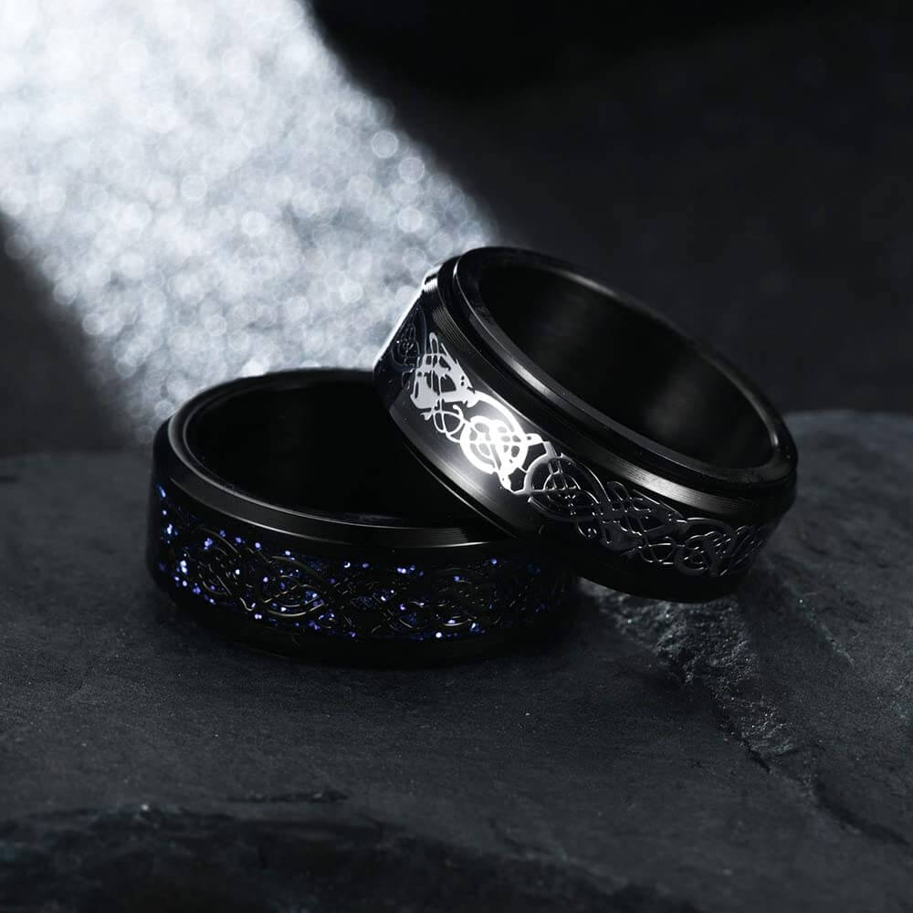 Keltisk drage herre ring i wolframkarbid med sort karbonfiber innlegg.