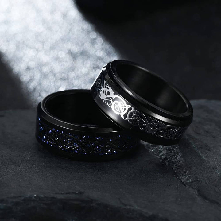 Keltisk drage herre ring i wolframkarbid med sort karbonfiber innlegg.