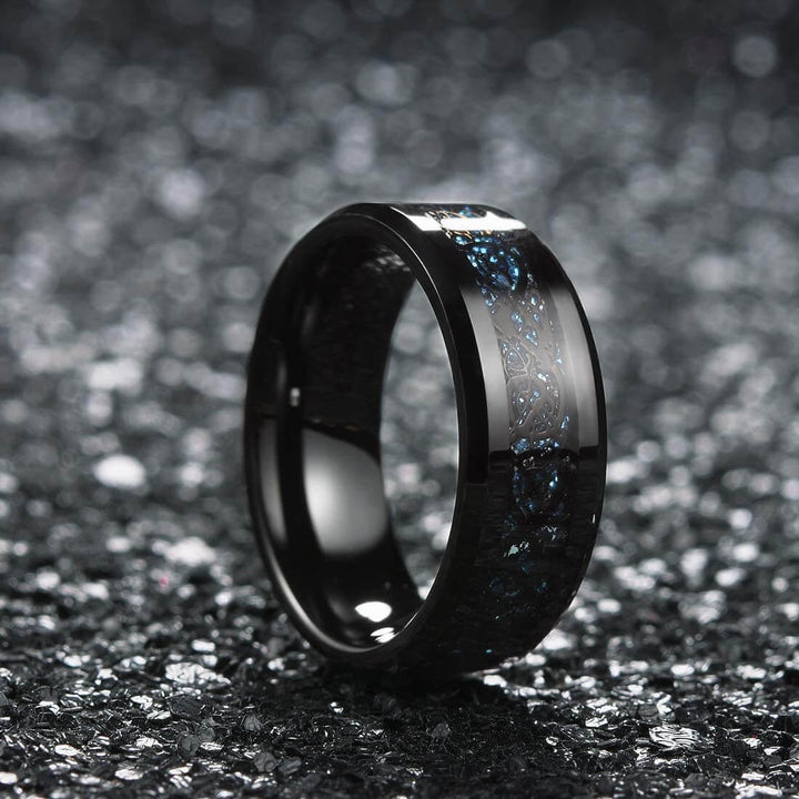 Elegant menns ring med blå karbonfiber og keltisk drage i wolframkarbid.