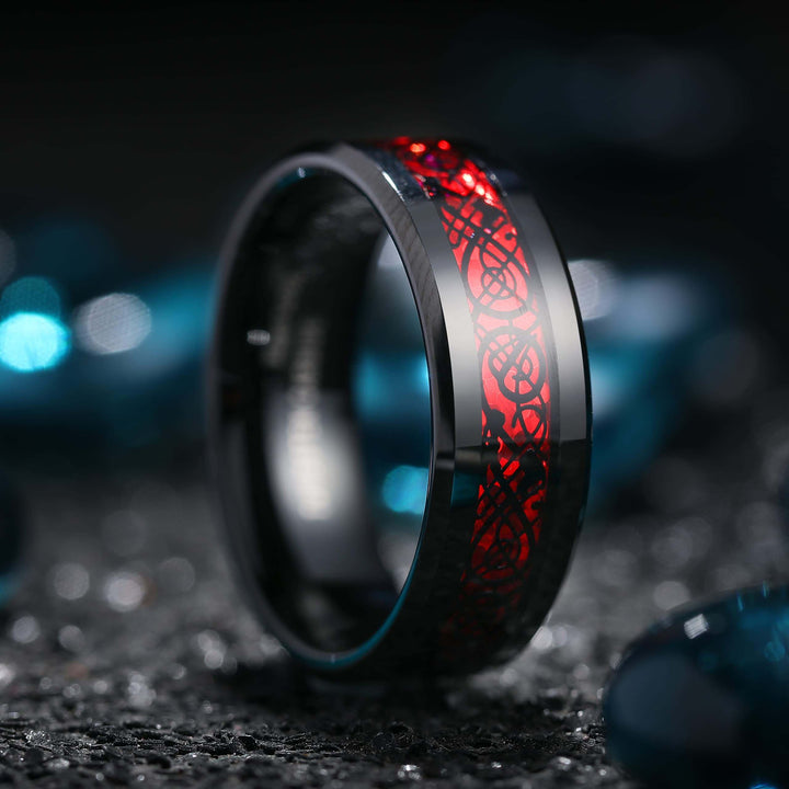 Stilig herre wolframkarbid ring, keltisk drage motiv med svart karbonfiber.