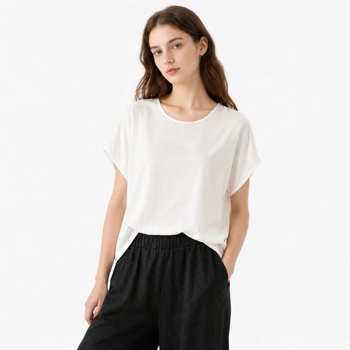 Tidløs plus size løs t-skjorte for dame, i elegant design. En allsidig topp for kontor og fritid.