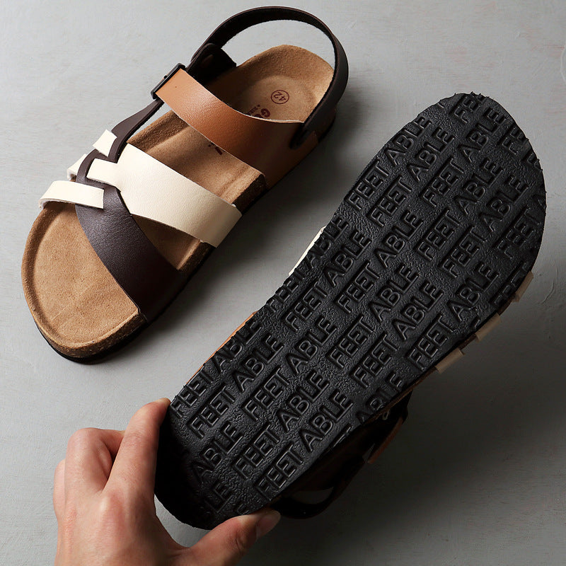 Slip-on herresandaler for strand og fritid. Komfortable flatesko med pustende utskjæringer for sommer.