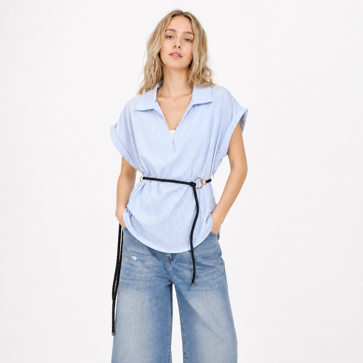 Dame stripet polo topp med V-hals og midjebelte. Elegant blå sommertopp med korte ermer i fransk stil.