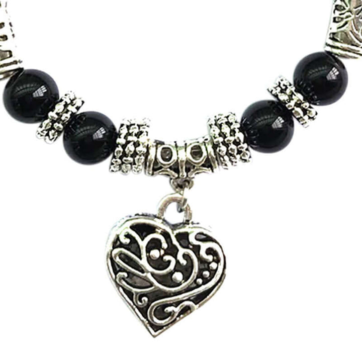 Elegant chakraarmbånd båret på et håndledd, fremmer energi og balanse.