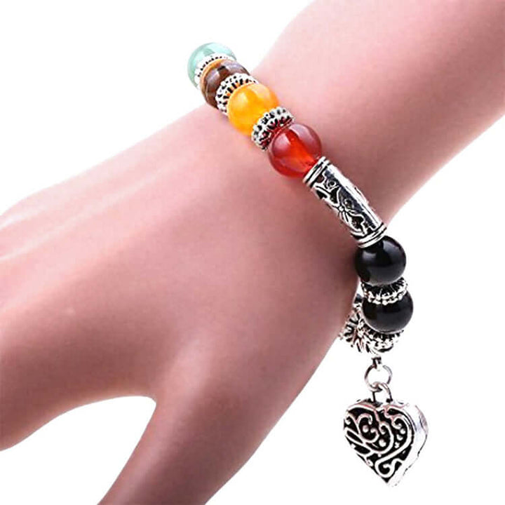 Autentisk chakra armbånd av edelstener, symboliserer balanse, energi og velvære.
