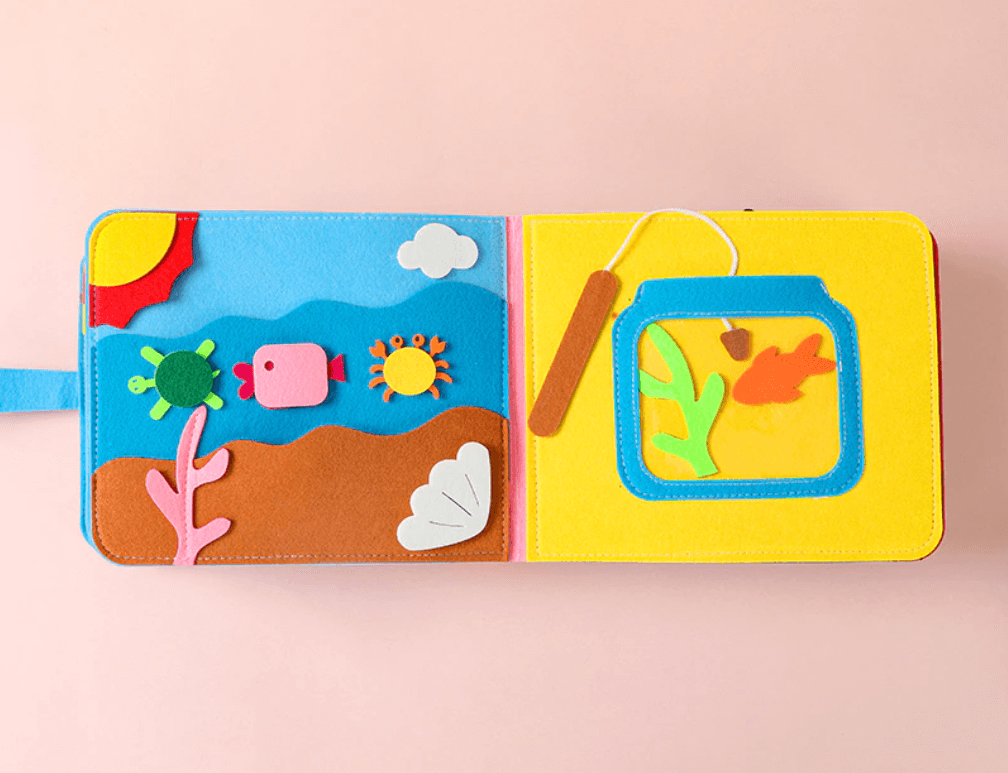 Montessori klutbok med speil og gjemme-leker, perfekt for babyens sensoriske oppdagelse.
