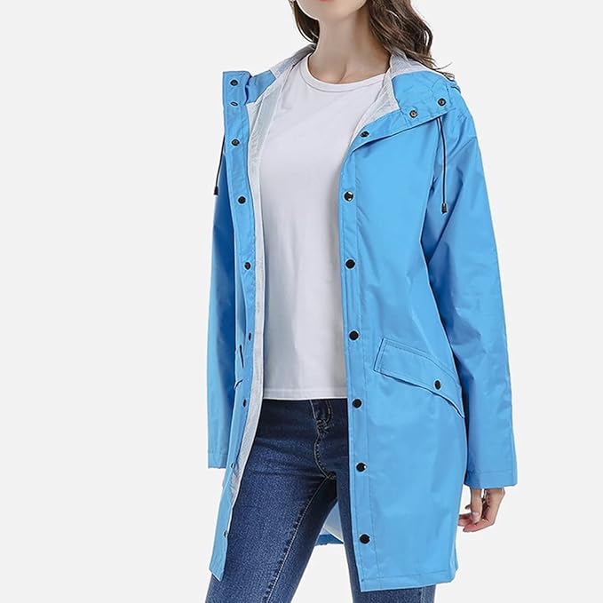 Fargedetalj og design av lang, vanntett regnjakke for kvinner med hette, et must for utendørs bruk.