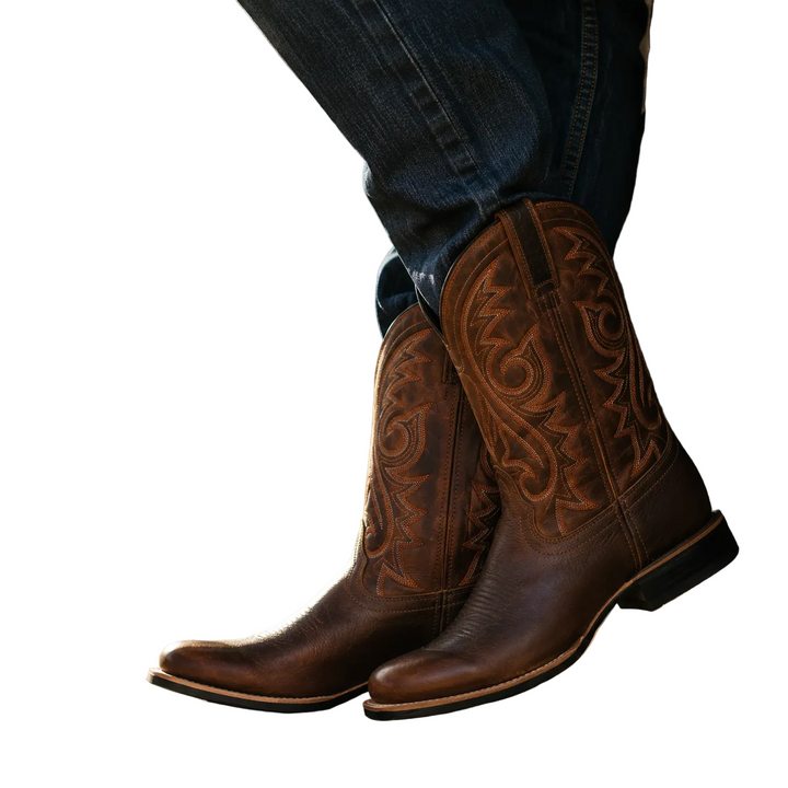 Robuste menns cowboystøvler i brunfarget skinn med westernstil og detaljert totem-broderi for eventyr.