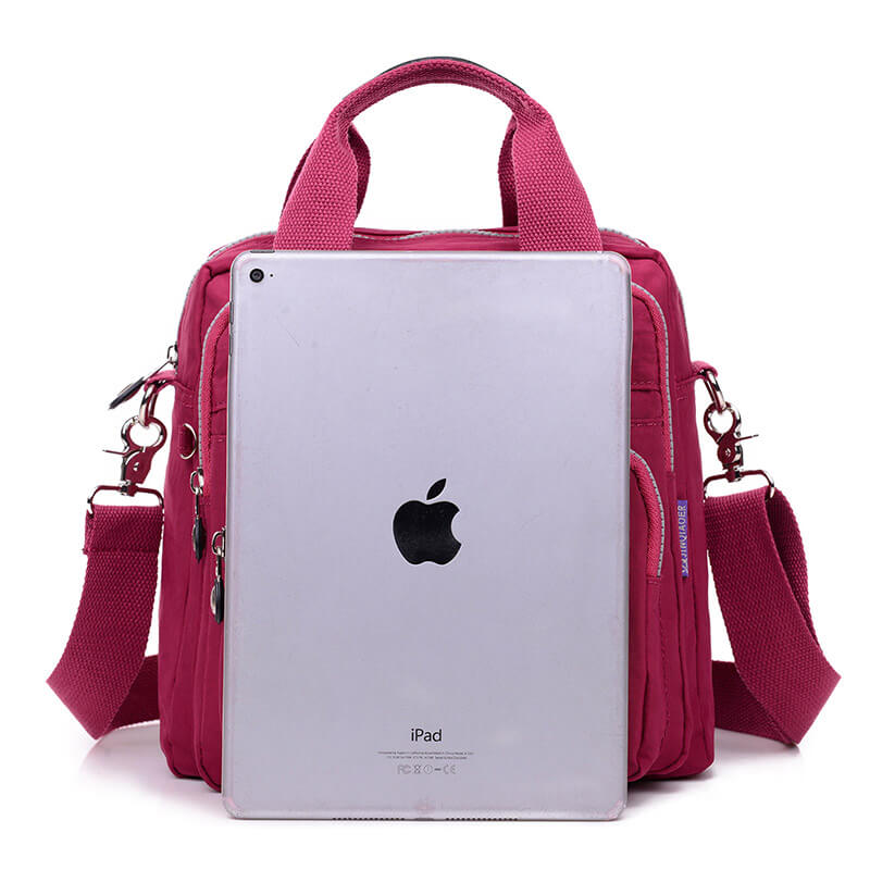 Kvinners fritidsveske i vanntett nylon, funksjonell crossbody for fritiden.