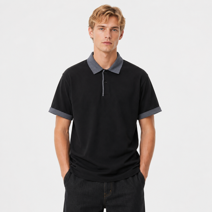 Allsidig herre polo t-skjorte; pustende stoff og rutete krage. Perfekt for en stilren look på kontor og fritid.