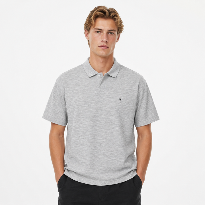 Elegant herre polo t-skjorte i bomull, kortermet pikéskjorte med diskret brodert logo, perfekt for sommer.