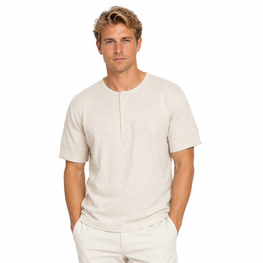 Stilig Herre Henley t-skjorte i beige. Komfortabel og pustende for casual og fritidsbruk, klassisk design.