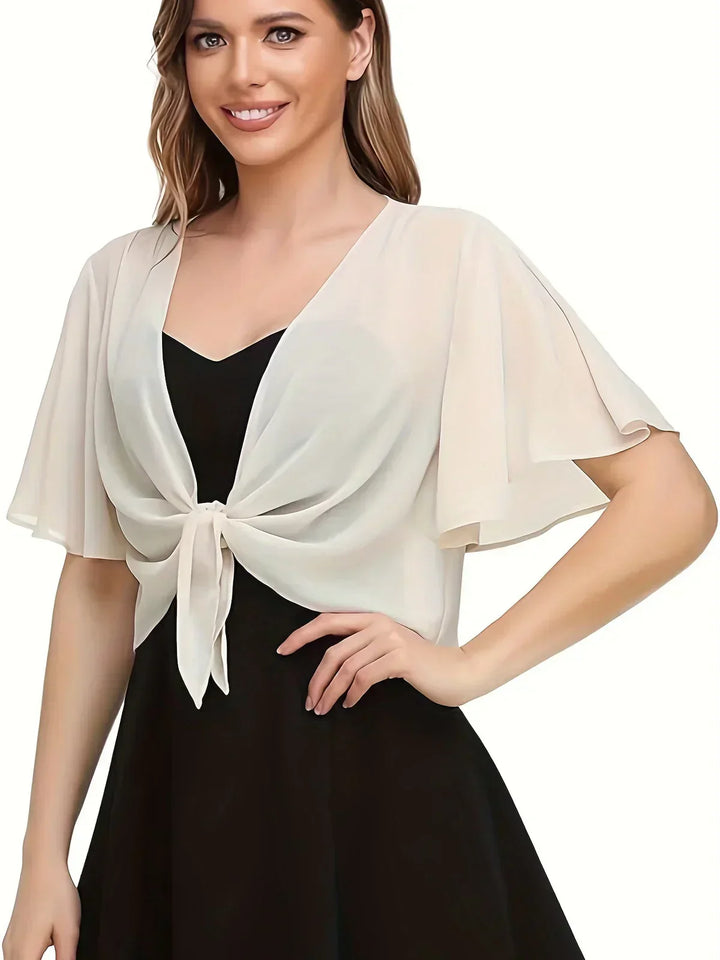 Moteriktig damebluse med drapering. En elegant omslagsbluse perfekt for både hverdag og festligheter.