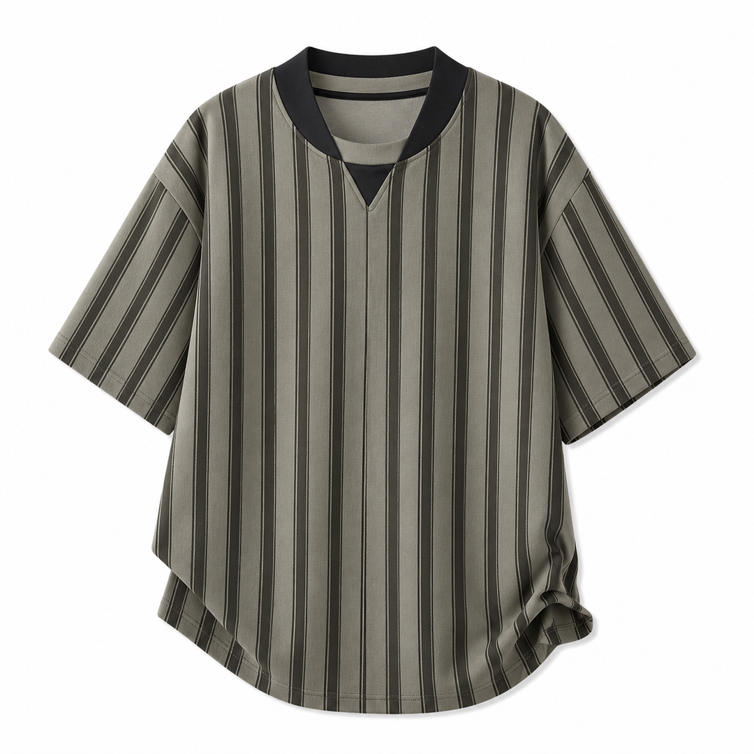 Komfortabel herre t-skjorte med stripet design og baseballkrage. Pustende stoff for sommer og streetwear.