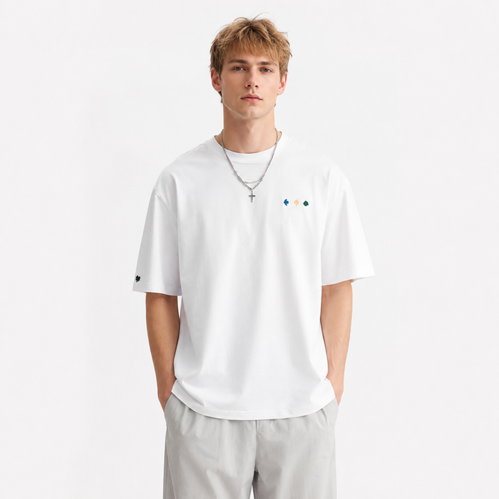 Hvit brodert herre t-skjorte med løs passform, tung kvalitet. Komfortabel sommertopp med rund hals for streetwear.