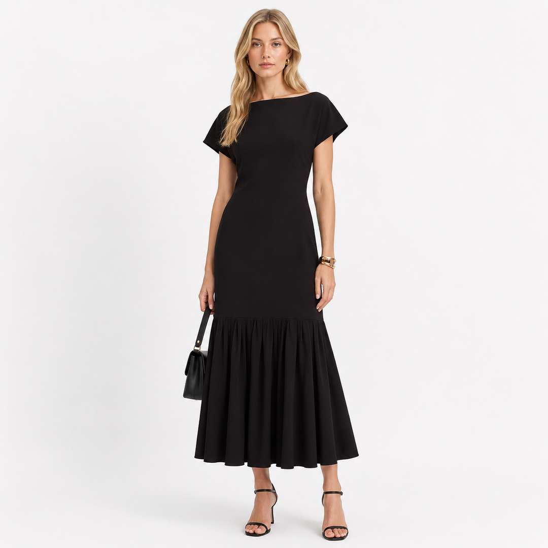 Elegant brun plissert midi kjole for dame, med båthals og korte ermer. Perfekt som sommer- eller festkjole.