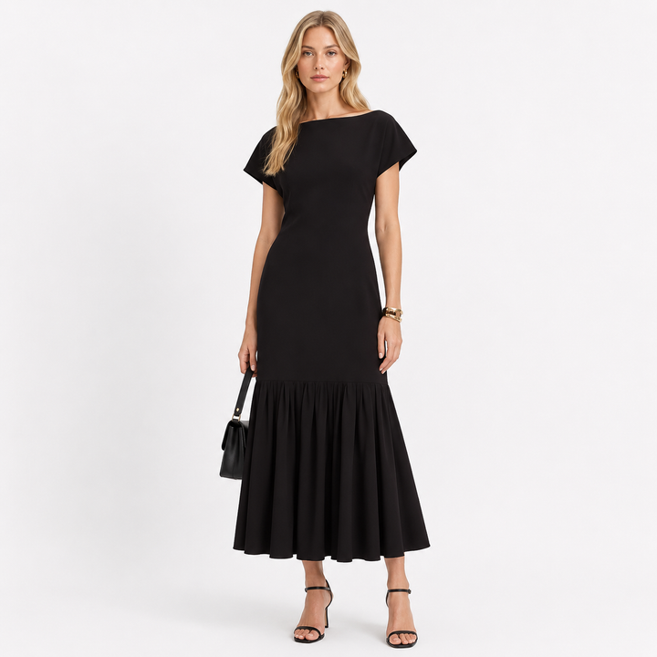 Elegant brun plissert midi kjole for dame, med båthals og korte ermer. Perfekt som sommer- eller festkjole.