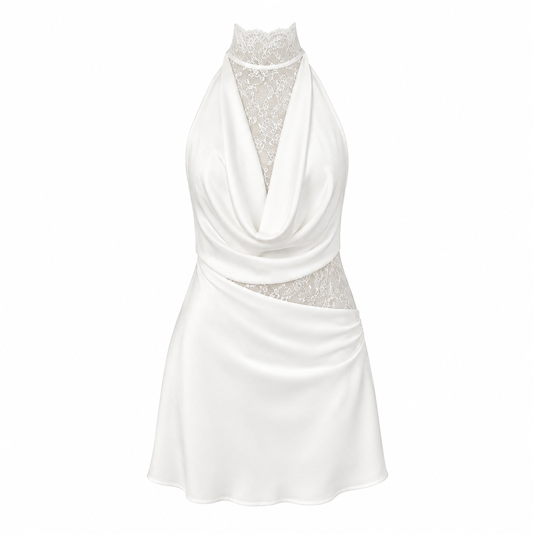 Kort, hvit blondekjole med elegant drapering, ideell som festkjole eller cocktailkjole for dame.