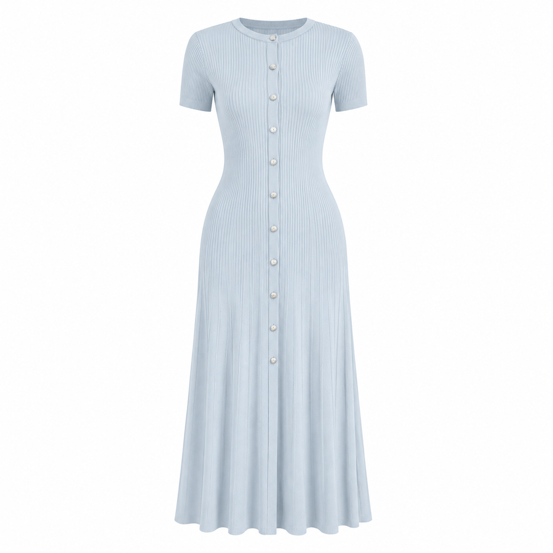 Blå ribbestrikket dame midikjole med knapper og elegant passform. Allsidig strikket kjole for sommer og hverdag.