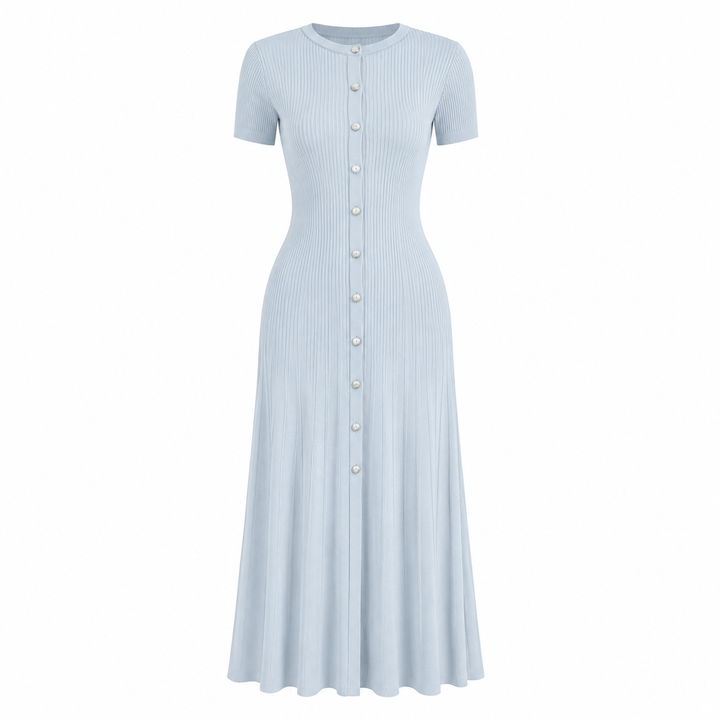 Blå ribbestrikket dame midikjole med knapper og elegant passform. Allsidig strikket kjole for sommer og hverdag.